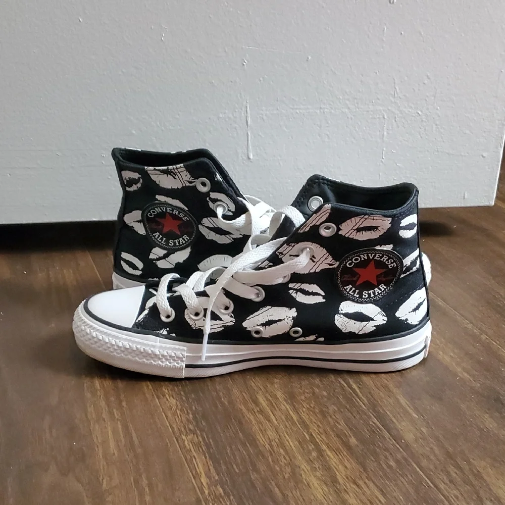 Converse Black and White Lip Print Sneakers - Picture 2 of 8